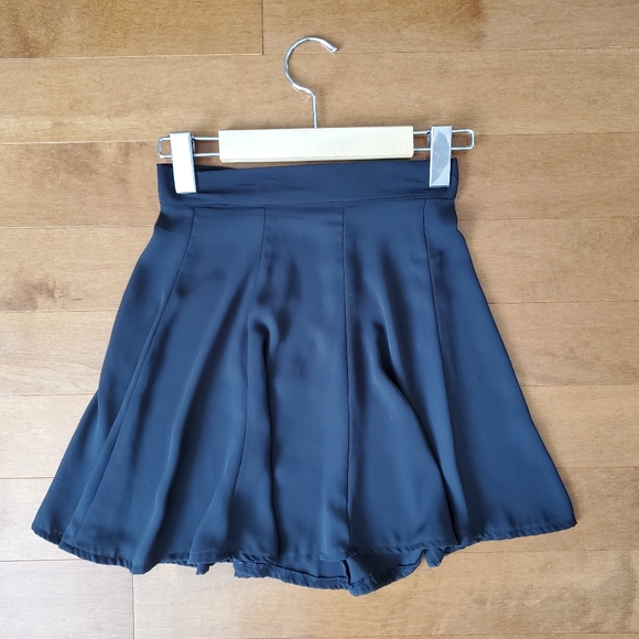 Brandy Melville skirt - Picture 2 of 6